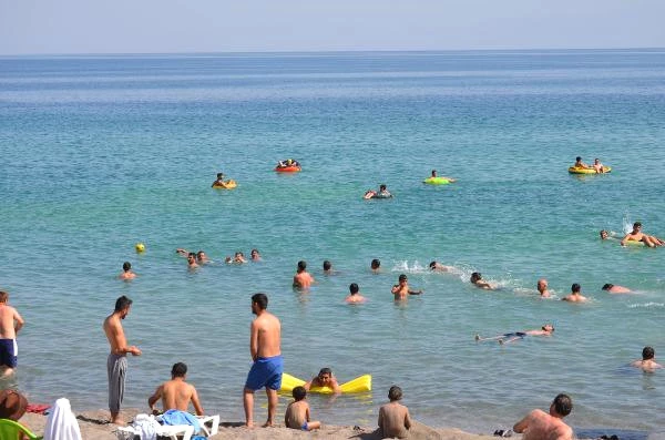 Sıcaklık Artınca Van Gölü Sahilleri Doldu Taştı