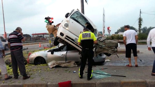 Tankerin Çarptığı Kamyonet Otomobilin Üstüne Uçtu: 1 Ölü