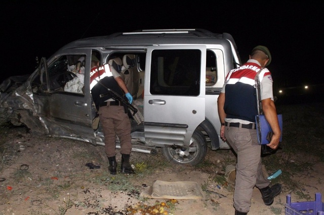 11 Kişinin Bindiği Otomobil, Ticari Araçla Kafa Kafaya Çarpıştı: 4 Ölü, 8 Yaralı