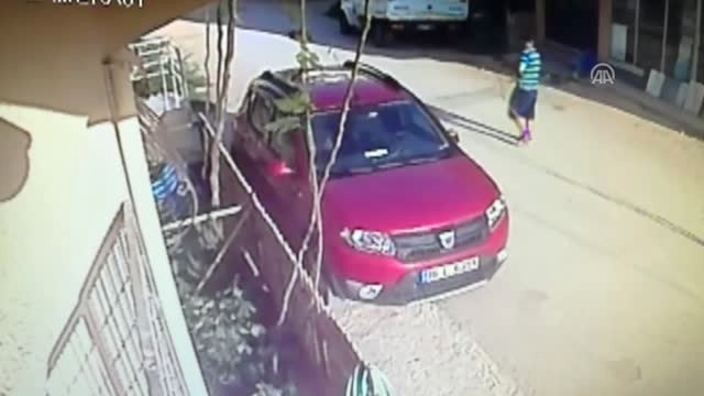 Çaldığı Arabanın Benzini Biten Hırsız Mahalleliden Yardım İstedi