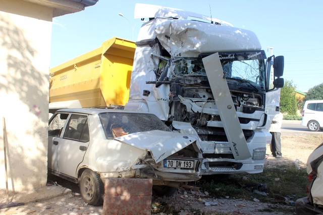 Direksiyon Hakimiyetini Kaybeden Hafriyat Kamyonu Yol Kenarındaki Eve Daldı!