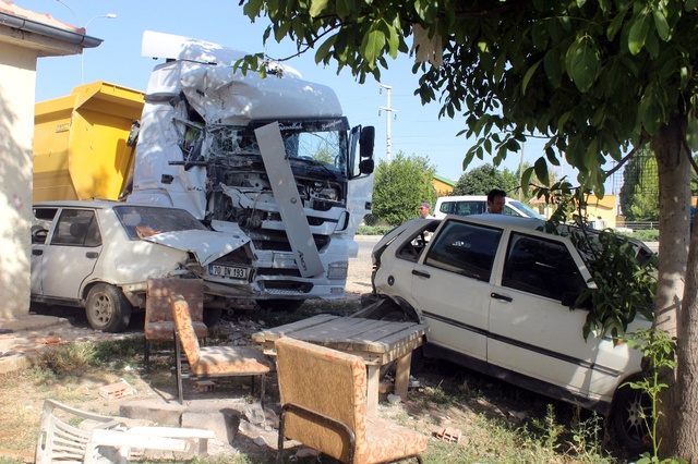Direksiyon Hakimiyetini Kaybeden Hafriyat Kamyonu Yol Kenarındaki Eve Daldı!