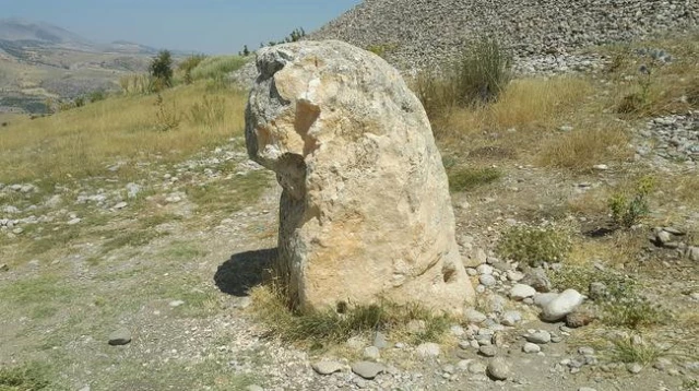 Daha Önceden Kaçırılmak İstenen 2 Bin Yıllık Aslan Heykeli Tahrip Edildi