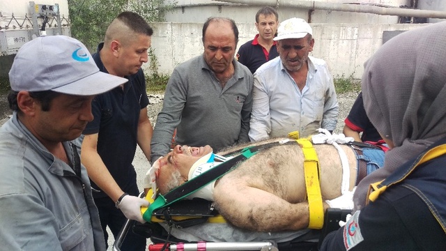 Ayağı Takılıp Arıtma Kuyusuna Düşen Tekniker Vinç Yardımıyla Kurtarıldı