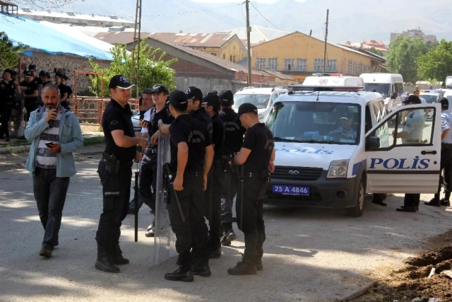 Eski Belediye Başkanı Cinnet Getirdi, 1 Kişinin Boğazını Kesti, 2 Kişiyi Bıçakladı