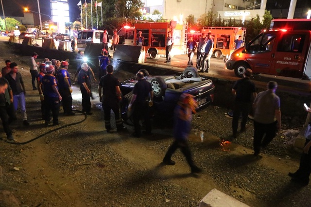 Bursa'da Yoldan Çıkan Araç Tramvay Yoluna Düştü: 2 Ölü, 2 Yaralı