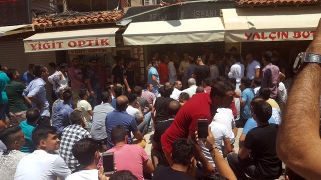 Kuşadası'nda Sahte Marka Operasyonunda Esnaf Çıldırdı, Avukatlar AVM'ye Sığındı