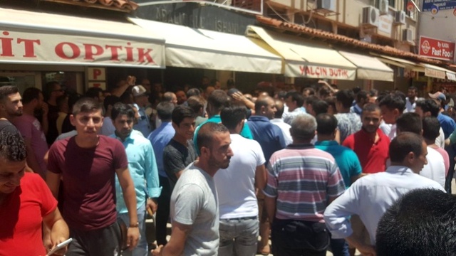 Kuşadası'nda Sahte Marka Operasyonunda Esnaf Çıldırdı, Avukatlar AVM'ye Sığındı