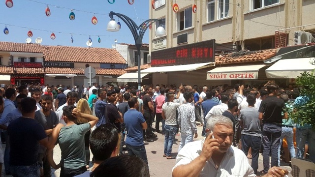 Kuşadası'nda Sahte Marka Operasyonunda Esnaf Çıldırdı, Avukatlar AVM'ye Sığındı