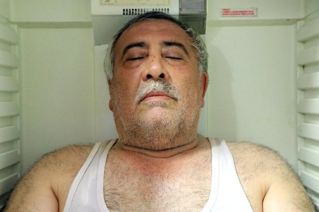 Kavurucu Sıcaklara Dayanamayan Esnaf Çareyi Buzdolabında Buldu