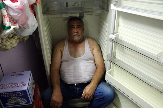 Kavurucu Sıcaklara Dayanamayan Esnaf Çareyi Buzdolabında Buldu