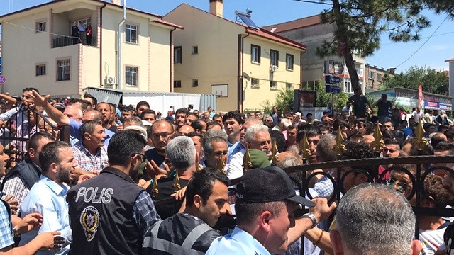 Sakaryalı Vatandaşlar, Vahşi Cinayetin Zanlılarının Bulunduğu Adliyeye Girmek İstedi