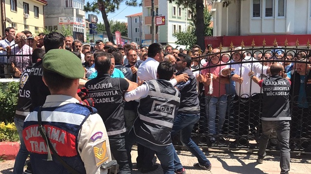Sakaryalı Vatandaşlar, Vahşi Cinayetin Zanlılarının Bulunduğu Adliyeye Girmek İstedi