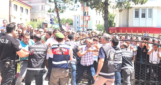 Sakaryalı Vatandaşlar, Vahşi Cinayetin Zanlılarının Bulunduğu Adliyeye Girmek İstedi