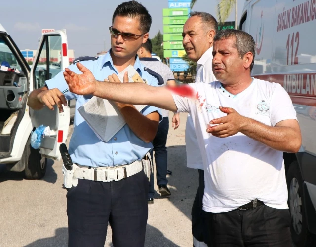Adana'da Otomobiller Kafa Kafaya Çarpıştı: 2'si Çocuk 10 Yaralı