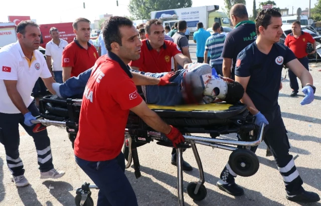Adana'da Otomobiller Kafa Kafaya Çarpıştı: 2'si Çocuk 10 Yaralı