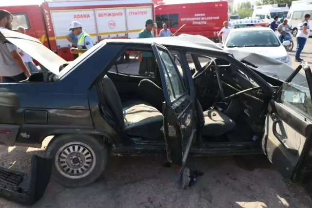 Adana'da Otomobiller Kafa Kafaya Çarpıştı: 2'si Çocuk 10 Yaralı