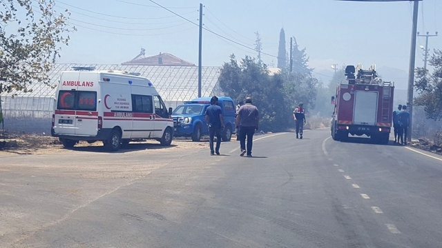 Antalya'daki Çalılık Alanda Yangın Çıktı: 5 Ev Boşaltıldı