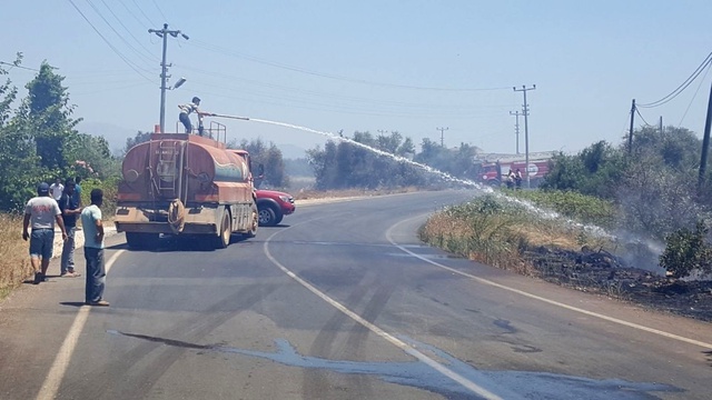 Antalya'daki Çalılık Alanda Yangın Çıktı: 5 Ev Boşaltıldı