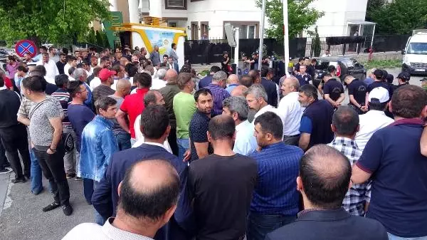 Bıçakla 3 Vatandaşı Yaralayan Eski Başkan, Alkışlarla Cezaevine Gönderildi