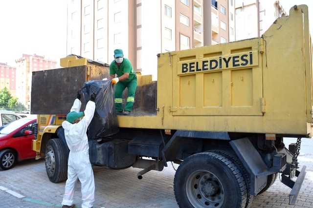5 Ayda 20 Kamyon Çöp Biriktiren Aile, Bina Sakinlerini İsyan Ettirdi