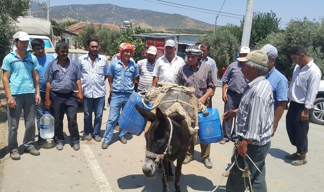 <a class='keyword-sd' href='/izmir/' title='İzmir'>İzmir</a>'de Yaşayan Mahalleli Eşek Sırtında Evlerine Su Taşıyor