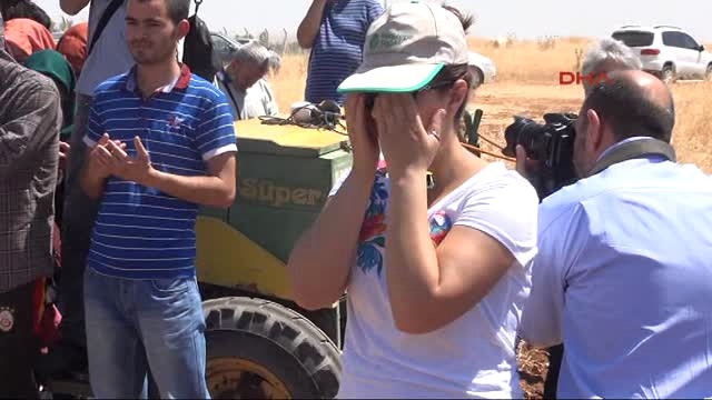 Şanlıurfa'da Üniversiteliler, Kiraladıkları Araziye Dualarla Tohum Ekti