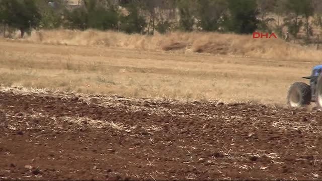 Şanlıurfa'da Üniversiteliler, Kiraladıkları Araziye Dualarla Tohum Ekti