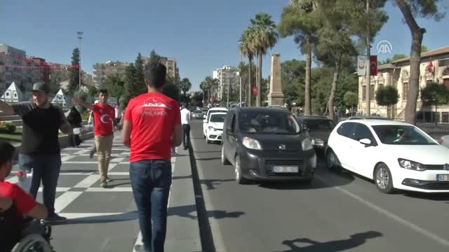 Türkiye Bayraklı Tişört Giyen Suriyeli Gençler Sağduyu Çağrısı Yaptı