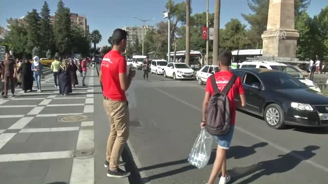 Türkiye Bayraklı Tişört Giyen Suriyeli Gençler Sağduyu Çağrısı Yaptı