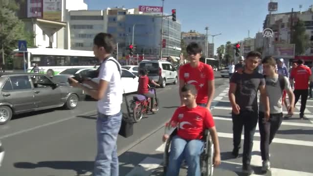 Türkiye Bayraklı Tişört Giyen Suriyeli Gençler Sağduyu Çağrısı Yaptı