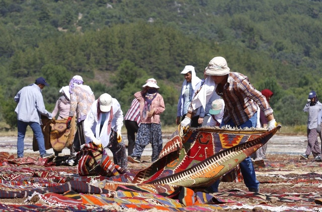 Antalya'nın Halı Ve Kilim Tarlası Göz Kamaştırıyor