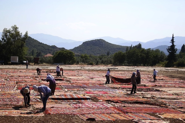 Antalya'nın Halı Ve Kilim Tarlası Göz Kamaştırıyor