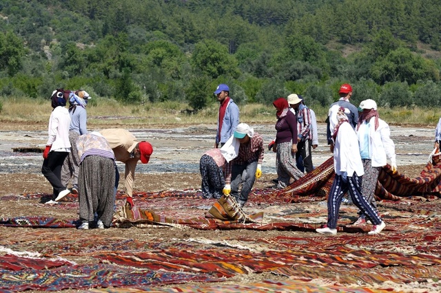 <a class='keyword-sd' href='/antalya/' title='Antalya'>Antalya</a>'nın Halı Ve Kilim Tarlası Göz Kamaştırıyor