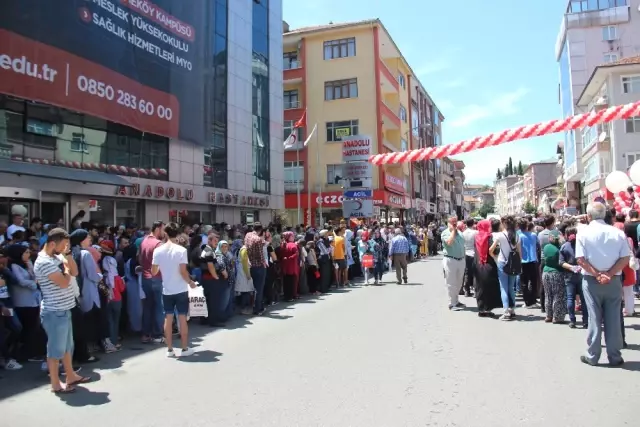 250 Kişilik Çekilişe Binlerce Vatandaş Akın Edince Yollar Trafiğe Kapandı