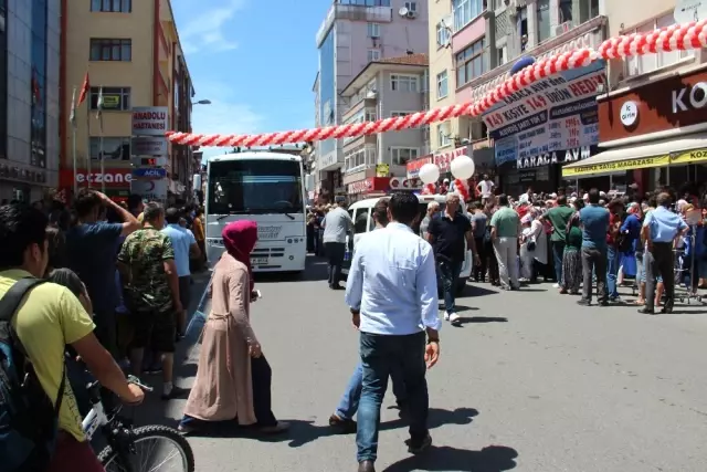 250 Kişilik Çekilişe Binlerce Vatandaş Akın Edince Yollar Trafiğe Kapandı