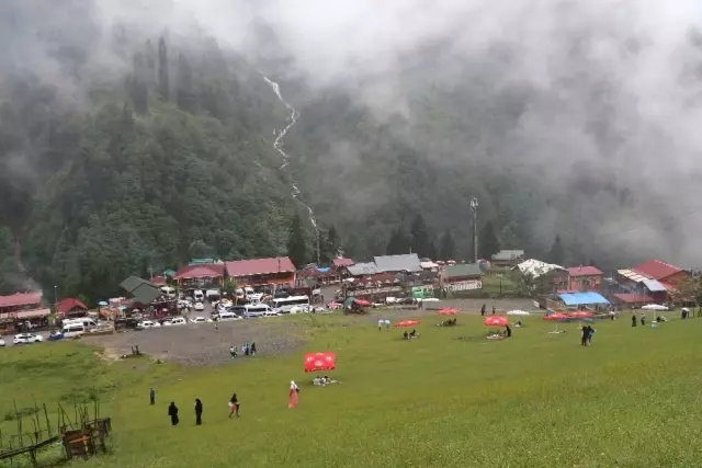 Kışın Nüfusu 6 Binlerde Olan Çamlıhemşin Yazları Günde 30 Bin Turisti Ağırlıyor