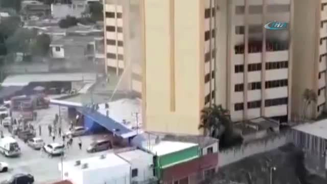 El Salvador'da Alevlerin Arasında Kalan Adam Aşağı Atladı
