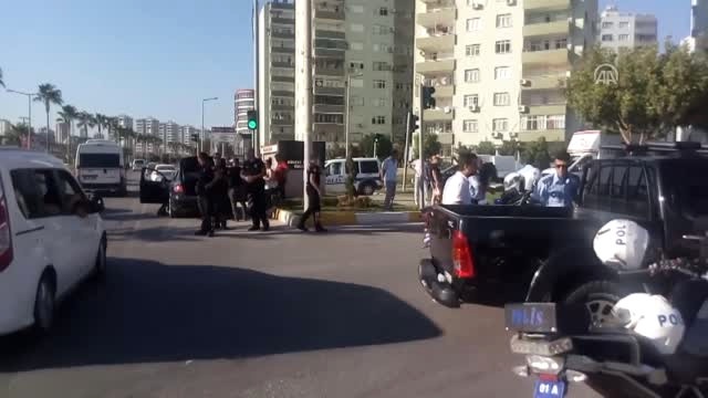 Aracına Çarptıkları Polisi Darp Edip Silahını Aldılar