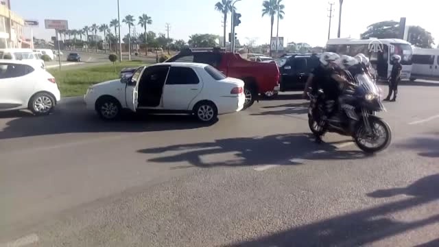 Aracına Çarptıkları Polisi Darp Edip Silahını Aldılar