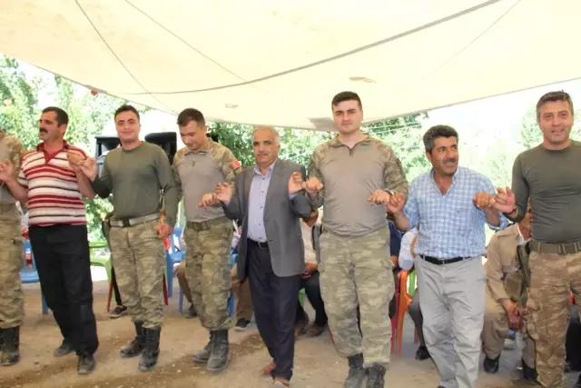 Hakkari'de Asker Ve Halk Birlikte Halay Çekti