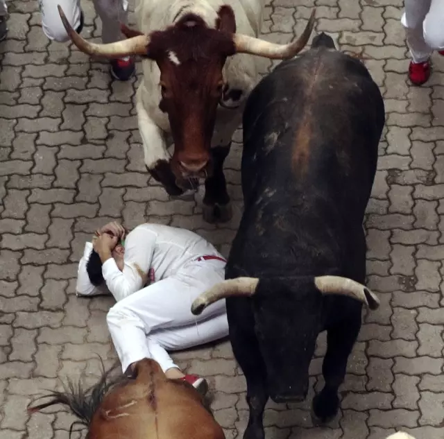 Bir İspanya Klasiği! Kızgın Boğalar İnsanları Yerlerde Sürükledi: 5 Yaralı