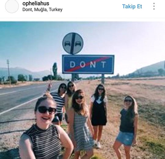 Dont Mahallesi Tabelasıyla Fenomen Oldu! Gören Durup Fotoğraf Çekiniyor