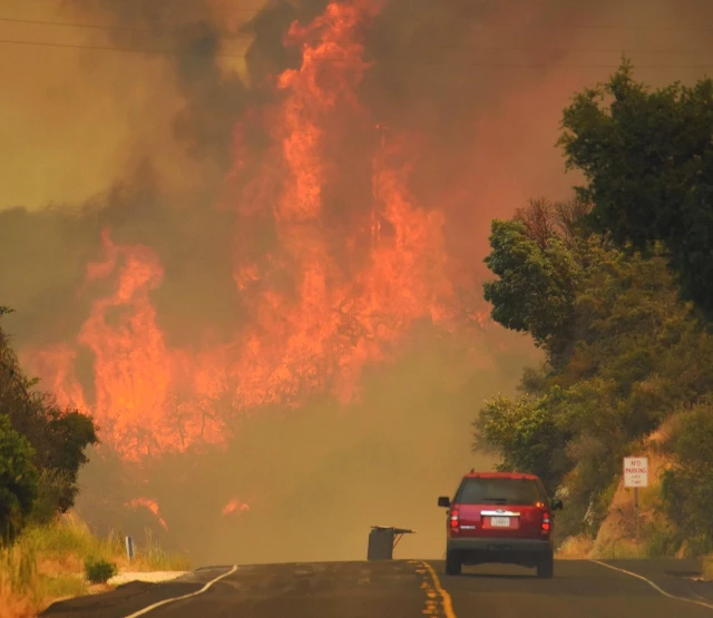 California'nın Kuzeyi Yanıyor! Binlerce Kişi Tahliye Edildi
