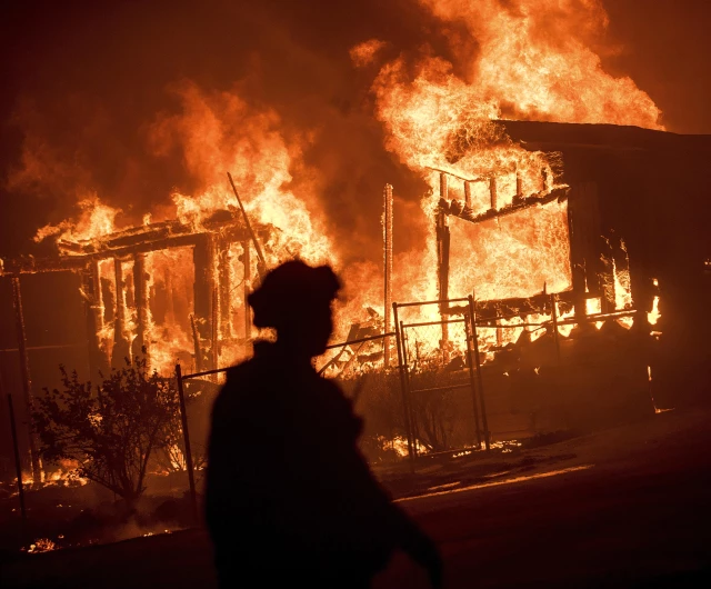 California'nın Kuzeyi Yanıyor! Binlerce Kişi Tahliye Edildi