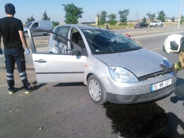 Geçen Ay Evlenen Eczacı Teknisyeni, Elektrik Direğine Çarparak Öldü