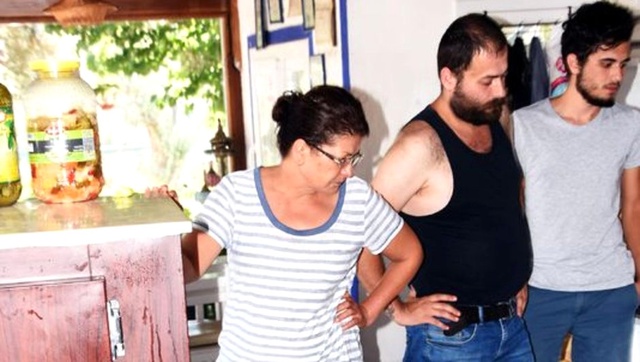 İşten Çıkartılan Aşçı Kadından İnanılmaz İntikam! Eline Kazma Alıp Ne Var Ne Yok Parçaladı