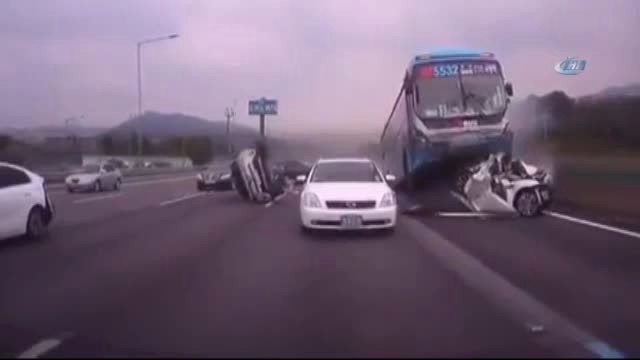 Freni Boşalan Otobüs Önündeki Otomobillere Çarptı: 2 Ölü 16 Yaralı