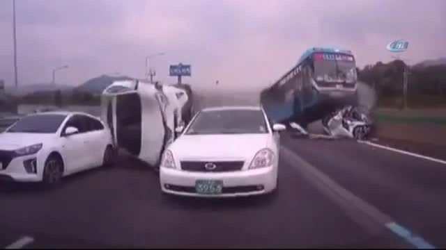 Freni Boşalan Otobüs Önündeki Otomobillere Çarptı: 2 Ölü 16 Yaralı