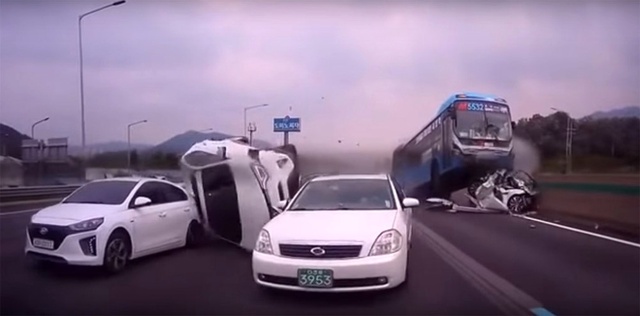 Freni Boşalan Otobüs Önündeki Otomobillere Çarptı: 2 Ölü 16 Yaralı